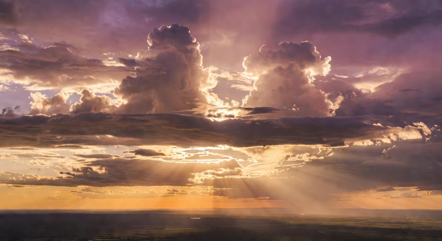 Amanecer brillante sobre un horizonte de nubes con colores dorados y púrpuras
